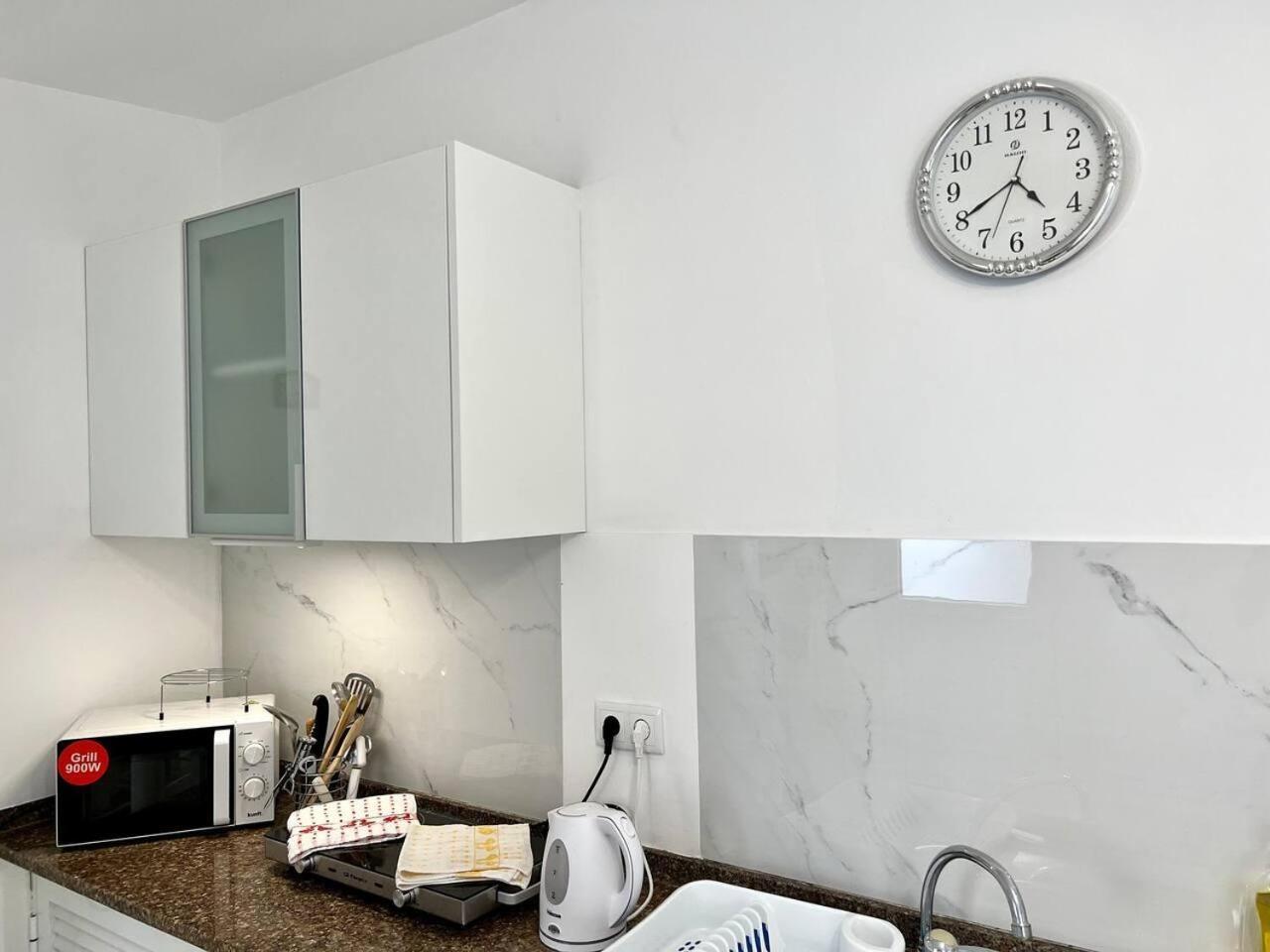 Modern Minimalist Studio With Essential Comfort Funchal (Madeira) Exterior foto