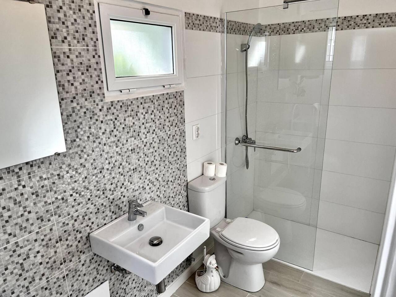 Modern Minimalist Studio With Essential Comfort Funchal (Madeira) Exterior foto