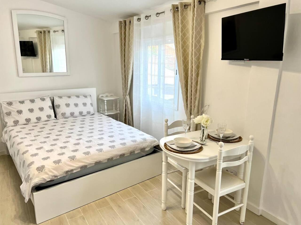 Modern Minimalist Studio With Essential Comfort Funchal (Madeira) Exterior foto
